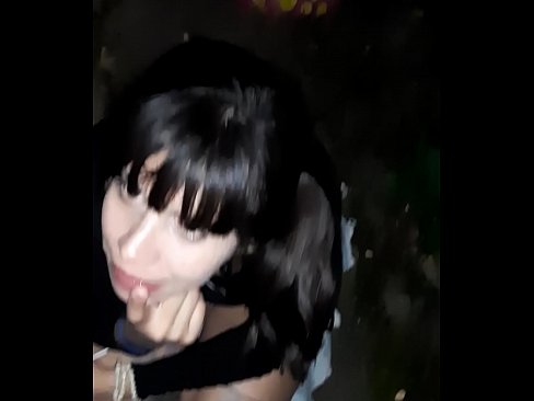❤️ Na rua, o pénis inchado em troca de doces Porno russo em nós ❤