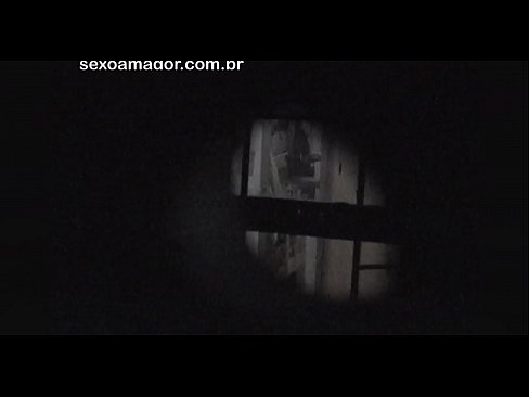 ❤️ Lourinho é filmado secretamente por um voyeur de bairro escondido atrás de tijolos ocos Porno russo em nós ❤