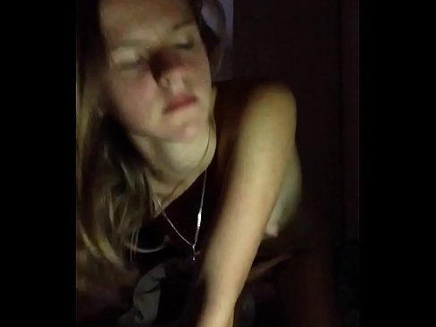 ❤️ Uma rapariga masturba-se e ejacula Porno russo em nós ❤